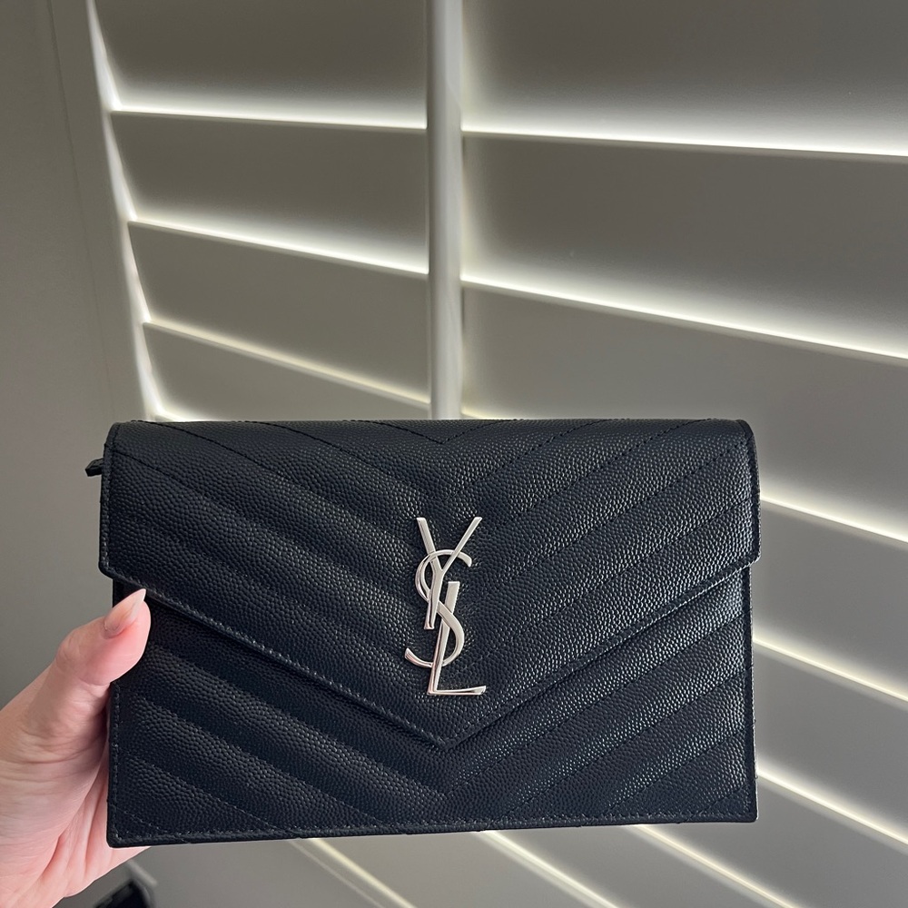 YSL CASSANDRE ENVELOPE CHAIN WALLET

Grain De Poudre Leather
Chevron Monogram